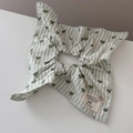 Détail du chouchou rayé vert avec motifs de cœur et étiquette de marque premium - Chouchou Carré à Cœur Rayé Vert