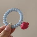 Détail d'élastique spirale bleu clair avec pendentif fruit du dragon rose vif - Fruit