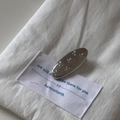 Detaillierte Makroansicht der silbernen Metall-Haarspange mit fein gravierten Sternmustern - Glänzendes Silber Schleife Ovaler Clip