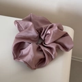 Detalle de la textura satinada suave en el coletero grande de color rosa viejo - Rosa