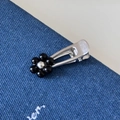 Dettaglio di un fermaglio per capelli a fiore argento con perline nere su fondo blu - Fermaglio Fiore Metallico - Fiore Nero (FJ892422)