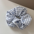 Λεπτομέρεια από μπλε και άσπρο καρό scrunchie με κεντημένο φιόγκο και βαμβακερή υφή - Ονειρικό Μπλε Scrunchie / Λευκό καρό σχέδιο