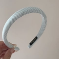 Detalle de la tela de cuadros azul claro y blanco en una diadema fina con etiqueta interna - Diadema / Azul claro