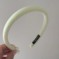 Detalle de diadema de cuadros vichy verde claro con etiqueta negra y letras doradas - Diadema / Verde Pálido