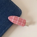 Détail de la pince à cheveux à carreaux roses avec paillettes et clip bec de canard argenté - Couleur Bonbon Plaid - Rose