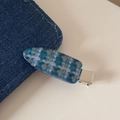 Vista macro di un fermaglio per capelli in resina a fiori blu con clip in metallo argento - Color Caramella Plaid - Blu