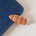 Détail d'une pince à cheveux à carreaux orange avec paillettes dorées et clip argenté - Couleur Bonbon Plaid - Orange