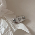 Dettaglio fermaglio per capelli in metallo martellato argento con tre fiori di strass blu - Stile Ovale Corto