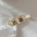 Detalle de pinza para el pelo con cerezas crema y puntos de colores sobre fondo blanco - Pinza Sin Marcas Crema - Cereza Verde y Púrpura