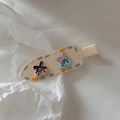 Dettaglio della molletta ciliegia crema con pois colorati e piccoli fiocchi carini - Fermaglio Senza Traccia Crema - Ciliegia Blu e Rosa