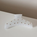 Dettaglio di un fermaglio per capelli crema con strass ambrati e molla in metallo - Bianco