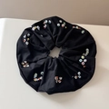 Detail van zwarte scrunchie met kleurrijke acrylbloemen en handgemaakte kralen - Zwart
