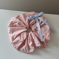 Detail van roze scrunchie met blauwe satijnen strik en kleurrijke bloemkralen - Roze