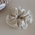 Detailweergave van de crèmekleurige satijnen scrunchie met organza ruches en zachte textuur - Zacht Geplooid Satijn-Beige