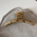 Dettaglio di molletta per capelli con motivo marmorizzato beige su tessuto - Albicocca Marmo - Barra