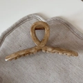 Dettaglio molletta per capelli marmo beige con trama in acetato e molla in metallo - Albicocca Marmo - Curvo