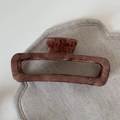 Macro di una molletta per capelli in acrilico con motivo marmorizzato caffè scuro - Stile Rettangolo Marmo Marrone