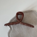Grande molletta per capelli marmorizzata ambra caffè su sfondo di tessuto - Stile ad Arco Marmo Marrone