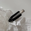 Dettaglio del fermaglio per capelli in acetato nero con cuore di strass lucidi - Cuore nero