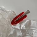 Dettaglio di un fermaglio per capelli rosso marmorizzato con cuore di strass lucidi - Cuore Rosso