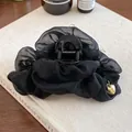Dettaglio di un grande fermaglio per capelli in organza nera con ciondolo a cuore oro - Nero