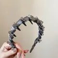 Dettaglio cerchietto in seta grigia con perline di strass e dentini antiscivolo - Grigio Argento
