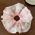 Dettaglio di scrunchie in chiffon a pois rosa con bordo in pizzo floreale bianco - Rosa
