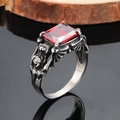 Anillo gótico de dragón con piedra roja y grabados demoníacos en acabado plata antigua - US 7 / Color acero
