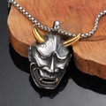 Nahaufnahme des Hannya-Maskenanhängers mit goldenen Hörnern und Vintage-Finish - Nur Anhänger (Ohne Kette)