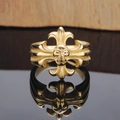 Gothische punk schedelring in goud met kruispatronen op een zwart reflecterend vlak - US 7 / Goud