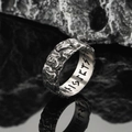 Anello vintage industriale in argento con trama lavica e crepe per uomo in primo piano - US 7 / Color Acciaio