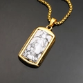 Macro-opname van gouden hanger met witte marmeren steen op reflecterend oppervlak - Gouden Witte Turkoois Hanger Zonder Ketting (WD-514)