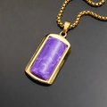 Detailopname van een paarse rechthoekige edelsteen hanger met een vergulde ketting - Gouden Paarse Turkoois Hanger Zonder Ketting (WD-514)