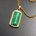 Luxe malachiet edelsteen hanger aan een dikke goudvergulde schakelketting voor heren - Gouden Malachiet Hanger Zonder Ketting (WD-514)