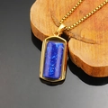Detailopname van gouden rechthoekige turquoise hanger aan ketting op een houten blok - Gouden Cyaan Turkoois Hanger Zonder Ketting (WD-514)