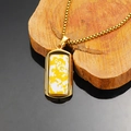 Detailweergave van een vergulde rechthoekige hanger met marmeren inleg op een houten houder - Gouden Geel Witte Turkoois Hanger Zonder Ketting (WD-514)