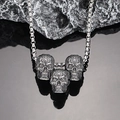 Collana punk gotica da uomo con tre teschi e motivi a fiamma su pietra scura - Solo Ciondolo (Senza Catena)