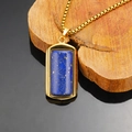 Macro-opname van de gouden lapis lazuli hanger met boxketting op donkere houten basis - Gouden Lapis Turkoois Hanger Zonder Ketting (WD-514)