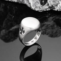 Vintage zilveren titanium stalen zegelring met reliëf kruisontwerp op zwarte rotsen - US 7 / Staalkleur
