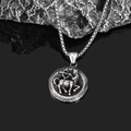 Detailaufnahme des Schütze-Sternzeichen-Anhängers an einer Perlenkette vor Steinhintergrund - Stahl Schütze Anhänger Ohne Kette