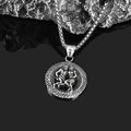 Makroaufnahme des Retro-Sternzeichen-Gemini-Anhänger-Reliefs mit stabiler Box-Kette - Stahl Zwillinge Anhänger Ohne Kette