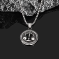 Nahaufnahme des Vintage-Waage-Anhängers mit Sternzeichen-Relief und silberner Box-Kette - Stahl Waage Anhänger Ohne Kette