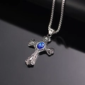Dettaglio del ciondolo a croce barocca in argento con gemma blu centrale e incisioni - Pietra Blu Acciaio (Solo ciondolo (senza catena))