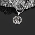 Dettaglio del ciondolo zodiacale retrò in acciaio inossidabile argento su roccia vulcanica - Ciondolo Acquario Solo (Senza Catena)