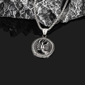 Detail-Makroaufnahme des Vintage-Sternzeichen-Anhängers mit strukturiertem Skorpion-Relief - Stahl Krebs Anhänger Ohne Kette