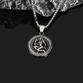 Makroaufnahme von Vintage-Sternzeichen-Anhänger mit geprägter Figur an quadratischer Kette - Stahl Jungfrau Anhänger Ohne Kette