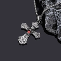 Gothic Titanstahl Kreuzhalskette mit Totenkopf-Relief und rotem Zirkon an einer Box-Kette - Stahlroter Edelstein (Nur Anhänger - Ohne Kette)