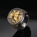 Nahaufnahme des St. Georg Porträt-Rings mit silbernem und goldenem Krieger-Relief - US 7 / Gold & Silber