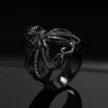 Macro detail van gotische octopus ring met schedel en getextureerde tentakels op zwart - US 7 / Zwart