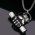Vue macro d'un pendentif haltère 3D pour hommes en acier titane poli brillant - Couleur Argent Pendentif Uniquement (Sans Chaîne)